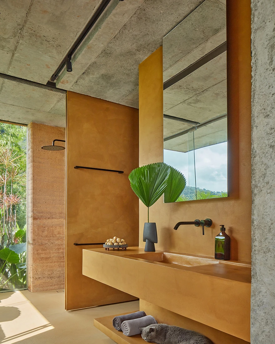 Warm clay-finished bathroom