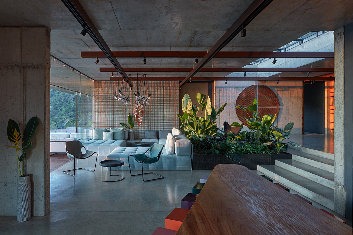 Sunken lounge with planters