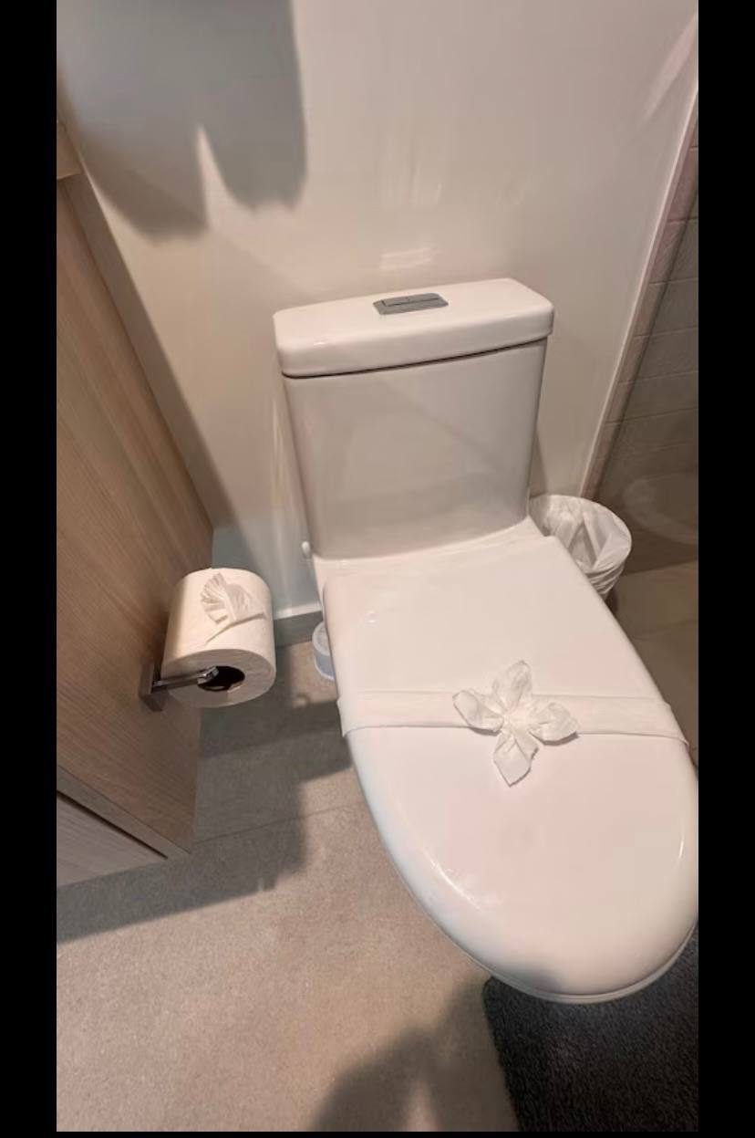 Full bathroom of the condo