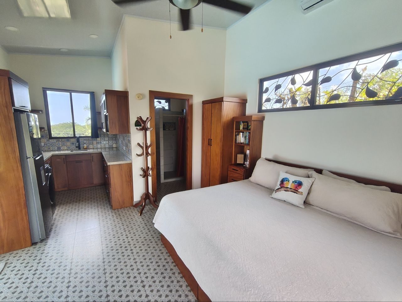 Studio bedroom with kitchenette