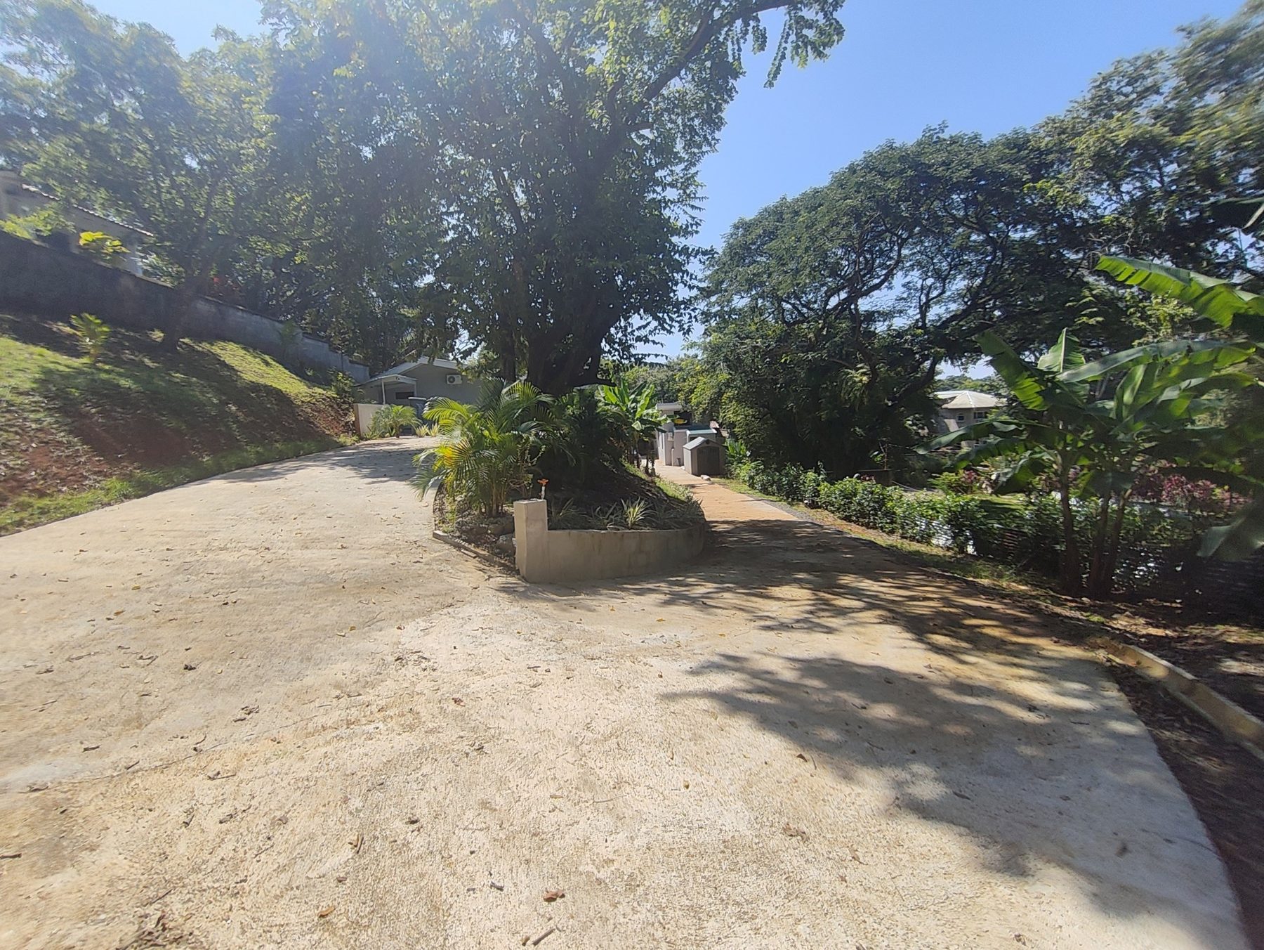 Villas Xihu gated community road
